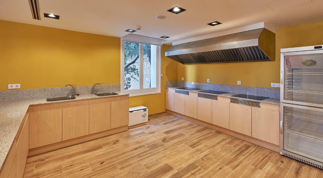Alberg Abat Oliba Monistrol de Montserrat 外观 照片 A kitchen with a wall mounted ventilation hood